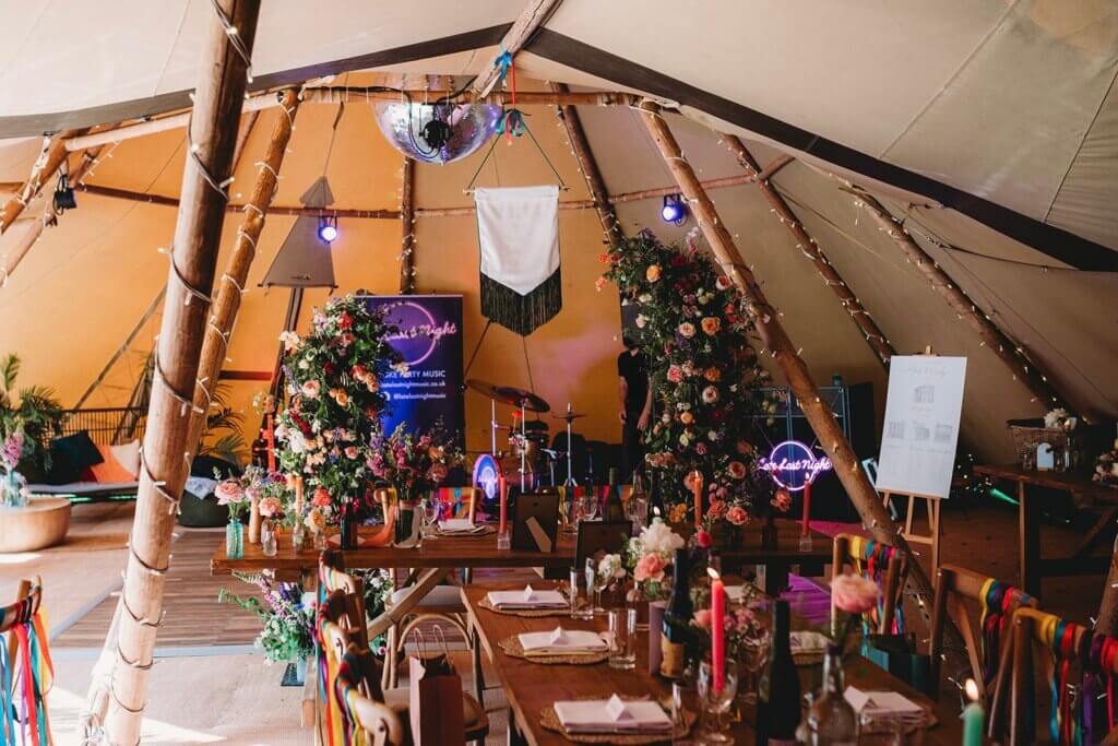 Tables florals and banners